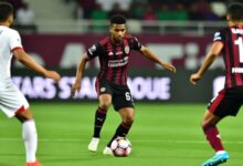 أكرم عفيف يراوغ المدافعين خلال مباراة مع نادي السد القطري في الدوري الممتاز