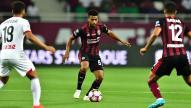 أكرم عفيف يراوغ المدافعين خلال مباراة مع نادي السد القطري في الدوري الممتاز