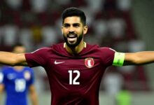 أكرم عفيف أفضل لاعب في المنتخب القطري يحتفل بهدف في مباراة دولية مرتدياً القميص العنابي