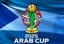 شعار كأس العرب 2025 الرسمي مع الكأس الذهبية وعلم البطولة على خلفية زرقاء