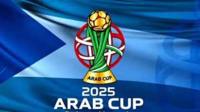 شعار كأس العرب 2025 الرسمي مع الكأس الذهبية وعلم البطولة على خلفية زرقاء