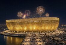 استاد لوسيل أكبر ملاعب قطر من الخارج ليلاً بإضاءته الذهبية المميزة وتصميمه المستوحى من الفنار العربي التقليدي