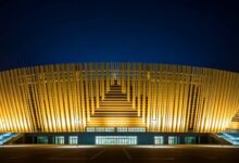 استاد لوسيل من الخارج ليلاً بإضاءته الذهبية المميزة، أكبر ملاعب قطر بسعة 80 ألف متفرج