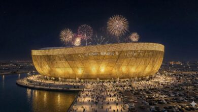 استاد لوسيل أكبر ملاعب قطر من الخارج ليلاً بإضاءته الذهبية المميزة وتصميمه المستوحى من الفنار العربي التقليدي