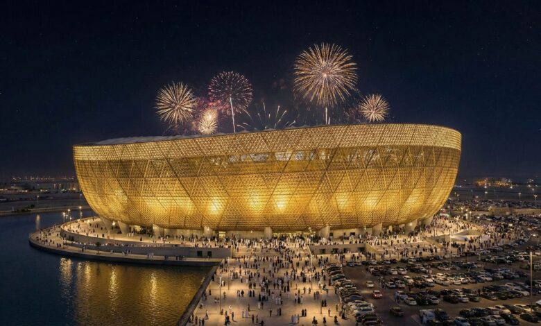استاد لوسيل أكبر ملاعب قطر من الخارج ليلاً بإضاءته الذهبية المميزة وتصميمه المستوحى من الفنار العربي التقليدي