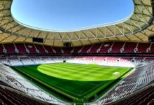 ملعب لوسيل القطري يعرض أنظمة التبريد المتقدمة مع مقاعد المتفرجين والأرضية الخضراء في يوم صيفي حار