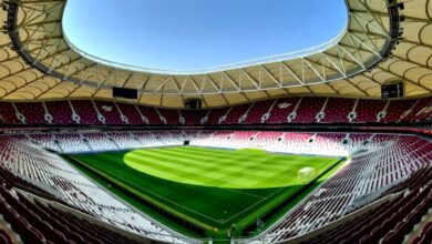 ملعب لوسيل القطري يعرض أنظمة التبريد المتقدمة مع مقاعد المتفرجين والأرضية الخضراء في يوم صيفي حار