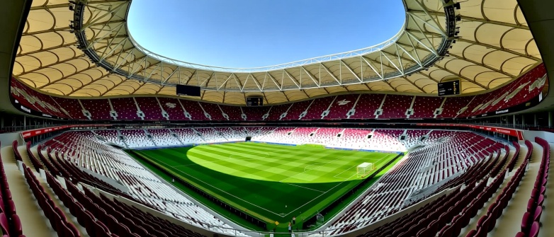 ملعب لوسيل القطري يعرض أنظمة التبريد المتقدمة مع مقاعد المتفرجين والأرضية الخضراء في يوم صيفي حار