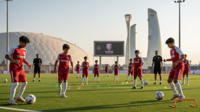 لاعبو كرة القدم القطريون الشباب أثناء التدريب في أكاديمية أسباير للتفوق الرياضي بقطر